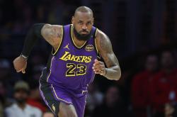 包含Scout巅峰对决，詹姆斯与70激战IG分钟，绝杀胜负难料！的词条