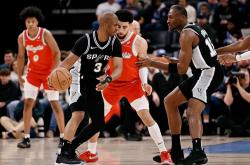 马刺老将受伤缺阵，球队背景腰带更新！